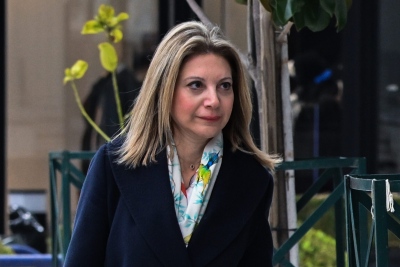 «Σε ποιον ανήκει το θηριώδες μαύρο τζιπ, Μαρία;»