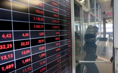 Λίγο μετά το άνοιγμα του ΧΑ – Ακολουθεί τις ξένες αγορές – Ήπια υποχώρηση με τα αποτελέσματα στο επίκεντρο
