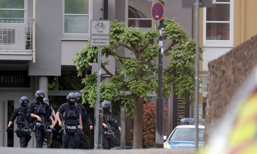 Γερμανία: Ελεύθεροι οι όμηροι που κρατούνταν σε τράπεζα - Διαφεύγουν οι δράστες