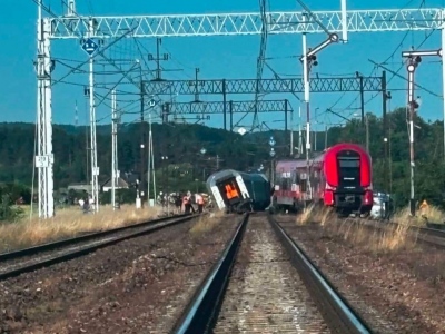 Σφοδρή σύγκρουση τρένων στην Πολωνία - Πληροφορίες για τουλάχιστον τρεις σοβαρά τραυματίες