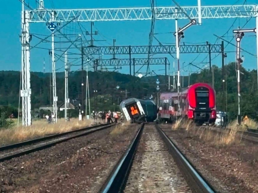 Σφοδρή σύγκρουση τρένων στην Πολωνία - Πληροφορίες για τουλάχιστον τρεις σοβαρά τραυματίες