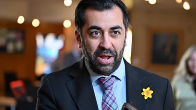Σκωτία: Ο 37χρονος μουσουλμάνος Humza Yousaf αντικαθιστά τη Nicola Sturgeon στην ηγεσία του SNP