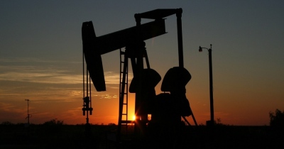 Βουτιά 2,7% στο Brent, διατηρεί τα 100 δολάρια - Απώλειες για 2η ημέρα στο WTI