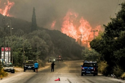 Προπηλάκισαν τους κατηγορούμενους εμπρηστές έξω από τα δικαστήρια - «Κάψατε όλη την Πάτρα»