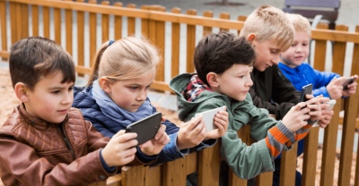 Απομακρύνετε τα smartphones από τα παιδιά σας – Σοκάρει παγκόσμια μελέτη: Κίνδυνος για σοβαρά ψυχολογικά προβλήματα
