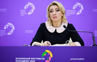 Η Zakharova ειρωνεύεται Trump: Κάντε μερίδες φαγητού για τους πεινασμένους δημόσιους υπαλλήλους των ΗΠΑ τα χρήματα του Zelensky