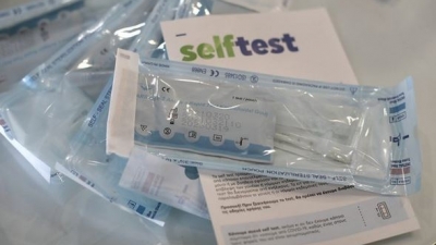 Kυβερνητικές πηγές για self test: Υπάρχει το αναγκαίο απόθεμα για την εξυπηρέτηση όλων των δικαιούχων