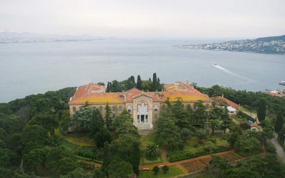 Σκόνη, σκαλωσιές και μυρωδιά από φρεσκοβαμμένους τοίχους - Η Χάλκη ετοιμάζεται να ξαναβρεί τη φωνή της