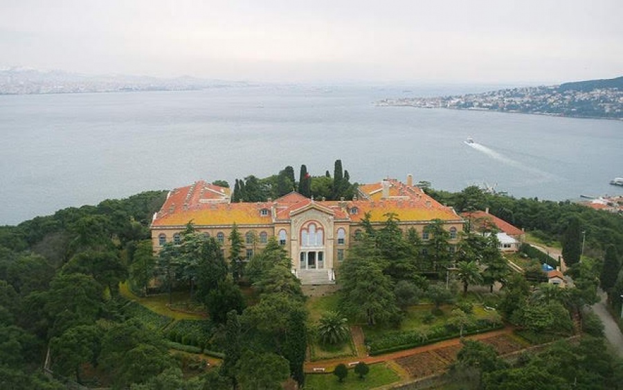 Σκόνη, σκαλωσιές και μυρωδιά από φρεσκοβαμμένους τοίχους - Η Χάλκη ετοιμάζεται να ξαναβρεί τη φωνή της