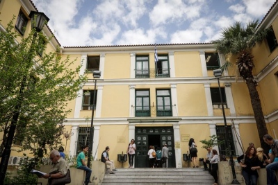 Τριτοκοσμικές εικόνες στην Ευελπίδων: Καθυστερήσεις ωρών για κατάθεση ασφαλιστικών εν μέσω καύσωνα – Παρέμβαση ΔΣΑ