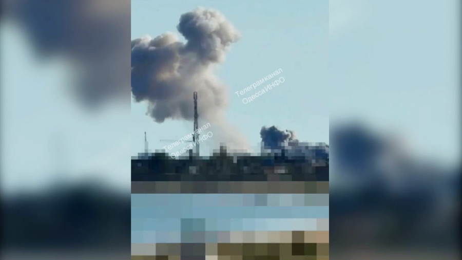 Η Οδησσός στις φλόγες - Η συγκλονιστική στιγμή που ο ρωσικός στρατός ανατινάζει τη γέφυρα της Zatoka (vid)
