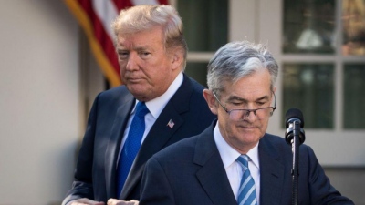 Ο Trump αποκάλεσε... ηλίθιο τον Powell (Fed) - «Πιθανότατα δεν θα μειώσει» τα επιτόκια