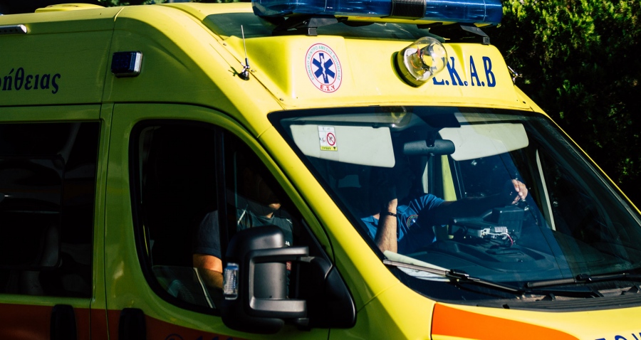 Διασώστης του ΕΚΑΒ κλήθηκε σε κέντρο διασκέδασης για λιποθυμία γυναίκας... και πήρε το μικρόφωνο