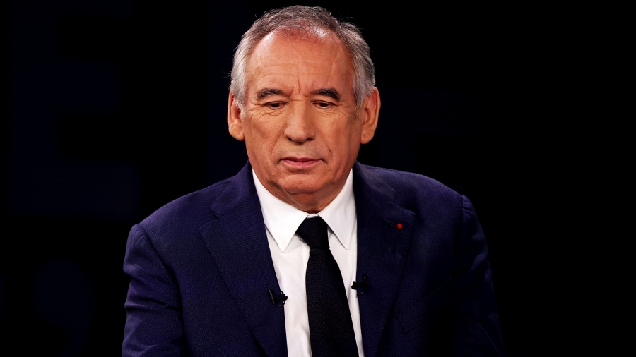 Η Γαλλία κλονίζεται - Σκληρό Μνημόνιο, αναφορές στην Ελλάδα και απολύσεις από τον Bayrou - Le Pen: Θα ρίξουμε την κυβέρνησή του