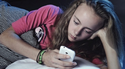 Τα social media πλήττουν περισσότερο τον ύπνο και την ψυχική υγεία των κοριτσιών