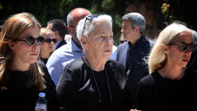 Ψυχρολουσία στο νεκροταφείο Παπάγου για τον Πρωθυπουργό από την αντίδραση της χήρας Σουφλιά...