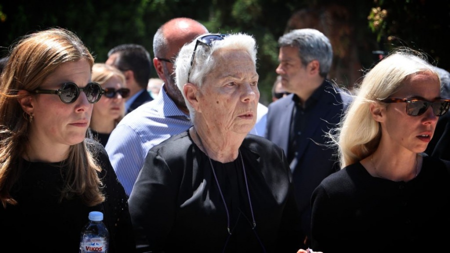 Ψυχρολουσία στο νεκροταφείο Παπάγου για τον Πρωθυπουργό από την αντίδραση της χήρας Σουφλιά...