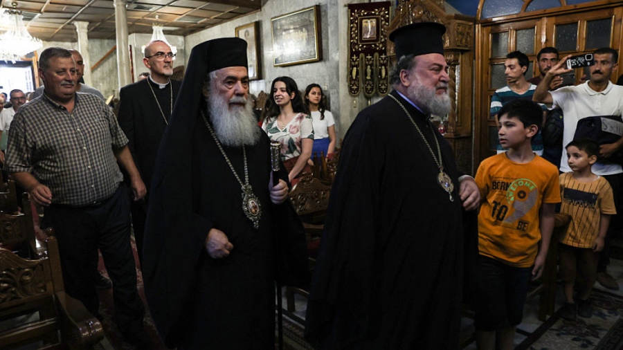 Κορυφαίοι κληρικοί των Αγίων Τόπων πραγματοποιούν σπάνια επίσκεψη στη Γάζα μετά την ισραηλινή επίθεση σε εκκλησία