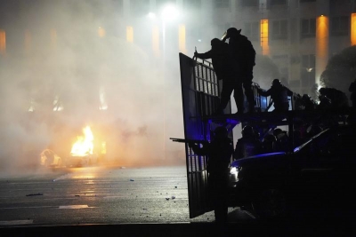 Χάος στο Καζακστάν: Η αύξηση στα καύσιμα έφερε πτώση κυβέρνησης και σφοδρές συγκρούσεις