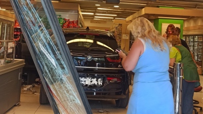 Νίκαια: Αυτοκίνητο «εισέβαλε» σε... σούπερ μάρκετ - Τρεις τραυματίες