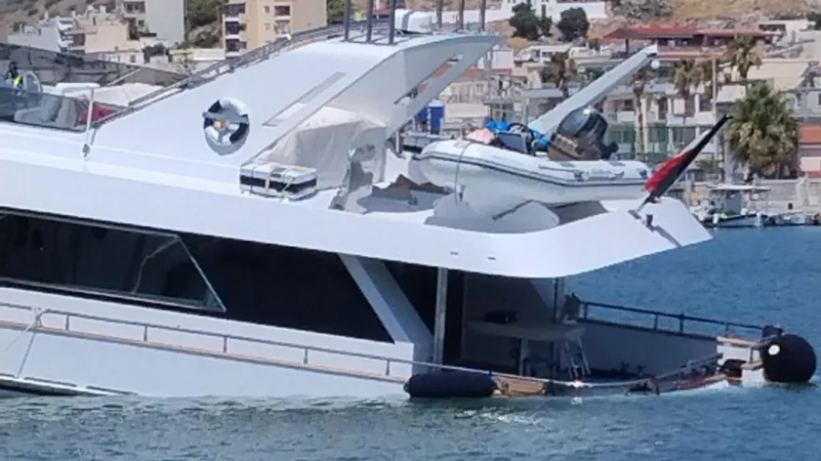 Σαλαμίνα: Βυθίζεται θαλαμηγός στη Μαρίνα Βουρκαρίου