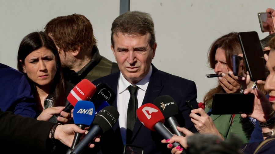 Οι «συντετριμμένος» Χρυσοχοϊδης... μοιράζει κι άλλες υποσχέσεις - Κουβέντα για τα λάθη της ΕΛΑΣ στη γυναικοκτονία έξω από το ΑΤ