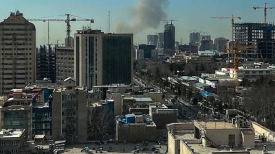 Εμπόλεμη ζώνη τα Εμιράτα - Πύραυλοι πάνω από το Άμπου Ντάμπι, ένας νεκρός - Εκρήξεις στο Ντουμπάι