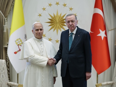 Πάπας Λέων ΙΔ΄ στην Τουρκία: Ο Erdogan τον υποδέχτηκε στο Προεδρικό Μέγαρο – «Αναλαμβάνουμε το βάρος της ειρήνης και της σταθερότητας»