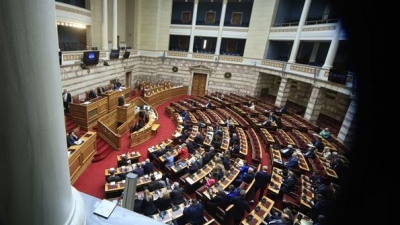 Βουλή - Επιτροπή Αναθεώρησης του Συντάγματος: «Ναι» από ΝΔ, «παρών» και «όχι» από ΠΑΣΟΚ, «όχι σε όλα» από την ελάσσονα αντιπολίτευση