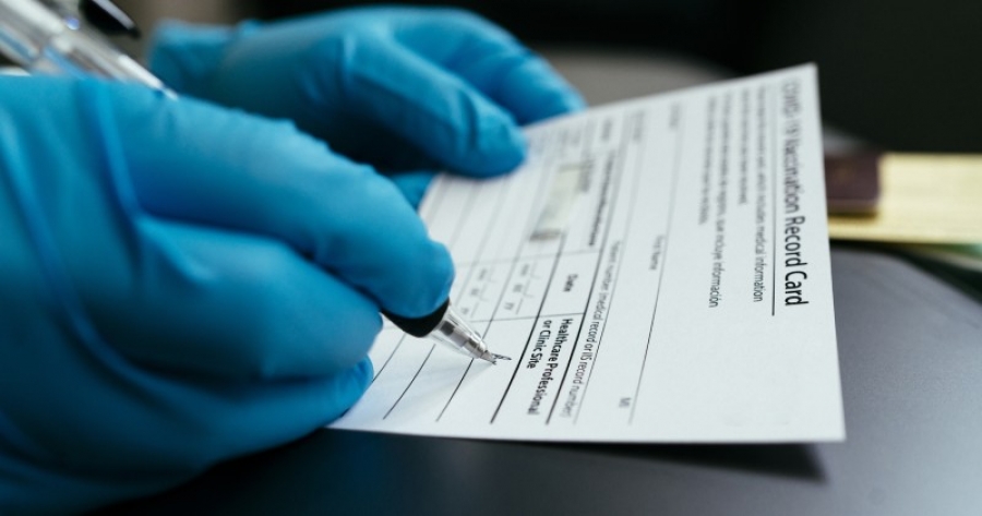 Δεν εμπιστεύονταν το εμβόλιο -  Πάνω από 2.000 «επώνυμοι» και πρόεδρος φαρμακευτικής αγόρασαν πλαστά πιστοποιητικά εμβολιασμού για Covid
