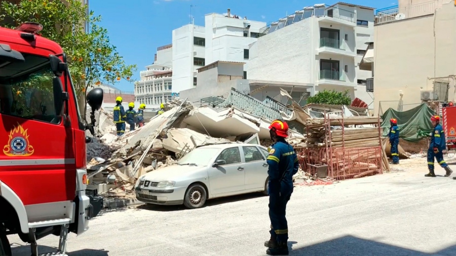 Θρίλερ στα Πετράλωνα: Πολυκατοικία κατέρρευσε, η ΕΜΑΚ «χτενίζει» τα χαλάσματα – Τι εξετάζουν οι Αρχές, μαρτυρίες κατοίκων