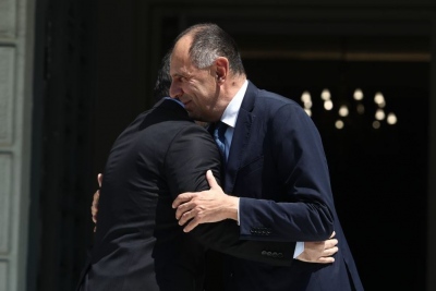 Εθνική ντροπή: Αγκαλιά Γεραπετρίτη με τζιχαντιστή της al-Qaeda - Η Ελλάδα σκύβει το κεφάλι στους μακελάρηδες των Χριστιανών