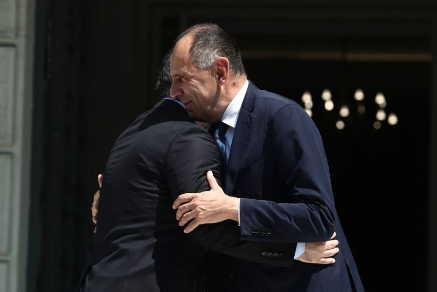 Εθνική ντροπή: Αγκαλιά Γεραπετρίτη με τζιχαντιστή της al-Qaeda - Η Ελλάδα σκύβει το κεφάλι στους μακελάρηδες των Χριστιανών