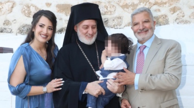 Ο Ελπιδοφόρος βάφτισε το γιο του Πατούλη – Το ιερό μυστήριο τελέστηκε στο Λαγονήσι