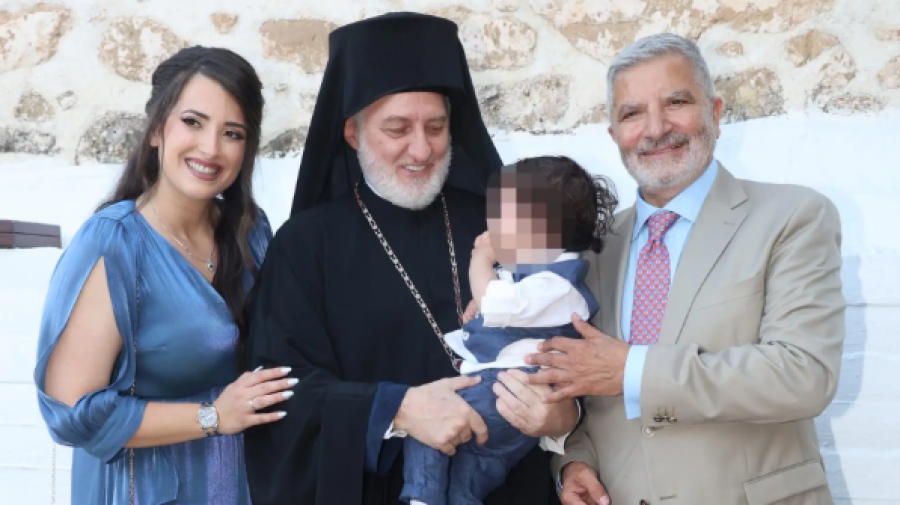 Ο Ελπιδοφόρος βάφτισε το γιο του Πατούλη – Το ιερό μυστήριο τελέστηκε στο Λαγονήσι