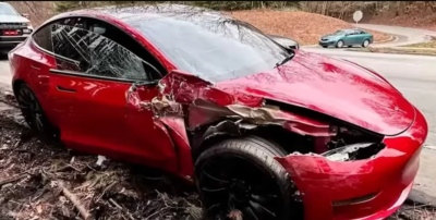 Σοκ με Musk - Έφηβος αγόρασε ένα κατεστραμμένο Tesla για 15.000 δολάρια – Βρήκε κάτι σοκαριστικό κρυμμένο