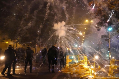 Χάος και βία στη Γαλλία – Εκτάκτως στο Παρίσι ο Macron, 875 συλλήψεις - Φόβοι για γενίκευση ταραχών