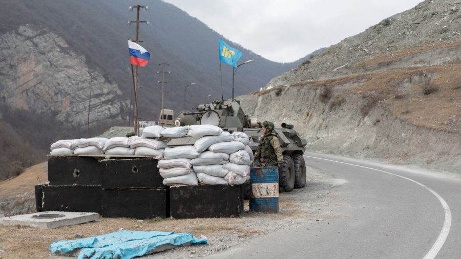 Γαλλία: Οι Αρμένιοι εκκενώνουν μαζικά το Nagorno-Karabakh και η Ρωσία τους παρακολουθεί με συνένοχο βλέμμα