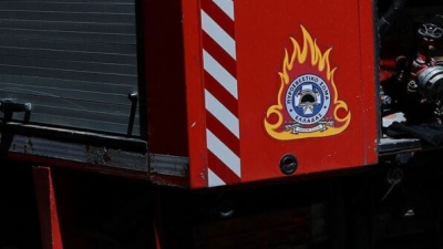 Θεσσαλονίκη: Τραυματίστηκε πυροσβέστης στη διάρκεια κατάσβεσης πυρκαγιάς σε επιχείρηση στα Διαβατά