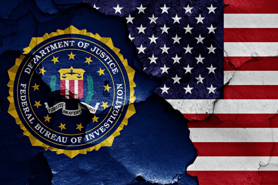 Το FBI επί Biden έγινε... «woke»: Περιγράφει το οργανωμένο έγκλημα με stock εικόνα λευκών γυναικών