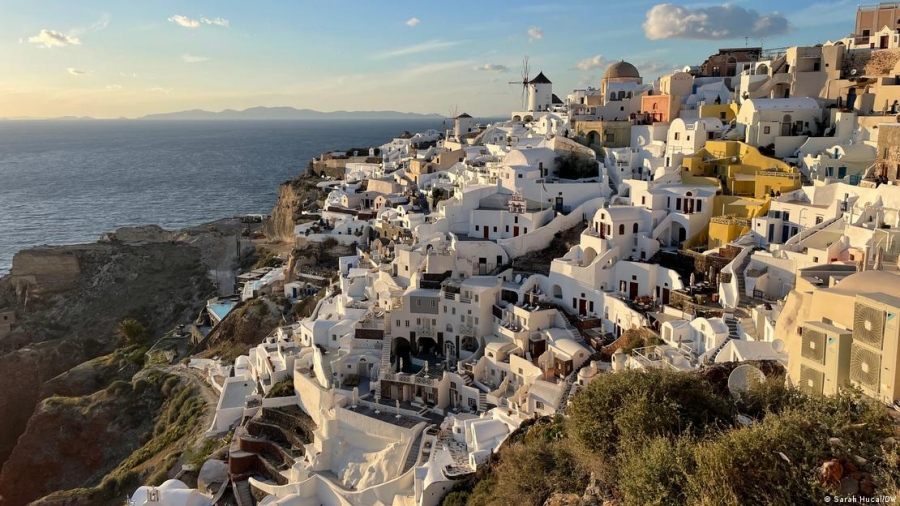 «Υπερτουρισμός» στη Σαντορίνη και τη Μύκονο;