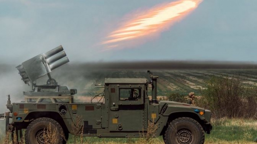 Ρωσικά drones κατέστρεψαν ένα ουκρανικό Hummer με ένα RAK-SA-12 MLRS στην περιοχή Sumy