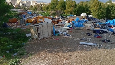 Μία βόλτα στον όμορφο σκουπιδότοπο έξω από το Christmas Theater – Καθαρίστε πρώτα και μετά να ασχοληθείτε με τον πολυχώρο