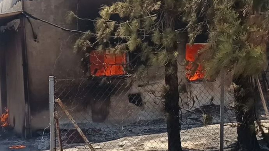 Απίστευτες καταστροφές στην Ανατολική Αττική - Στάχτη δεκάδες σπίτια και ένας νεκρός - Μεγάλη αναζωπύρωση στην Ηλεία