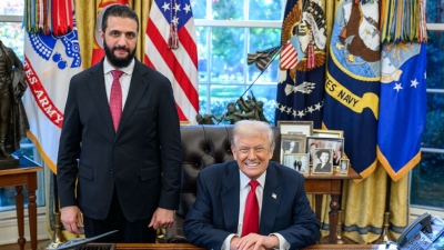 Ασυνήθιστο στιγμιότυπο: Ο Trump ψέκασε με άρωμα τον al-Sharaa - «Πόσες γυναίκες έχεις;»