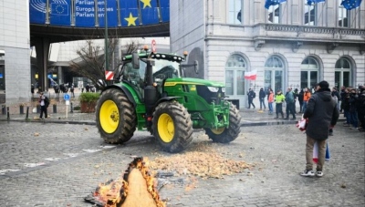 Οργισμένοι και οι Ευρωπαίοι αγρότες  – Η ΕΕ σκοτώνει την πρωτογενή παραγωγή με… κανονισμούς, θα τρώμε σκουπίδια
