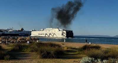 Ξαφνικά άρχισε να βρέχει πετρέλαιο -  Εξοργισμένοι οι επιβάτες του ταχύπλοου που προκάλεσε ρύπανση και καταστροφή