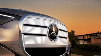 Τα κέρδη της Mercedes μειώθηκαν 50%