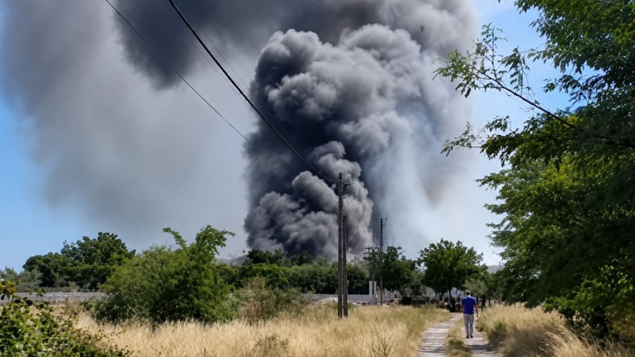 Φωτιά σε βιοτεχνία στη Θεσσαλονίκη, επεκτάθηκε σε διπλανό εργοστάσιο - Μεγάλη δύναμη της Πυροσβεστικής, ήχησε το 112