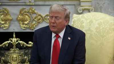 Σκάνδαλο Epstein: Αναπάντεχη «ασπίδα» Trump για  κατάθεση Clinton - «Δεν μου αρέσει να τον βλέπω να εκθρονίζεται»